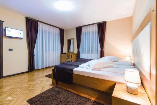 White House Hotel Fagaras Exterior photo