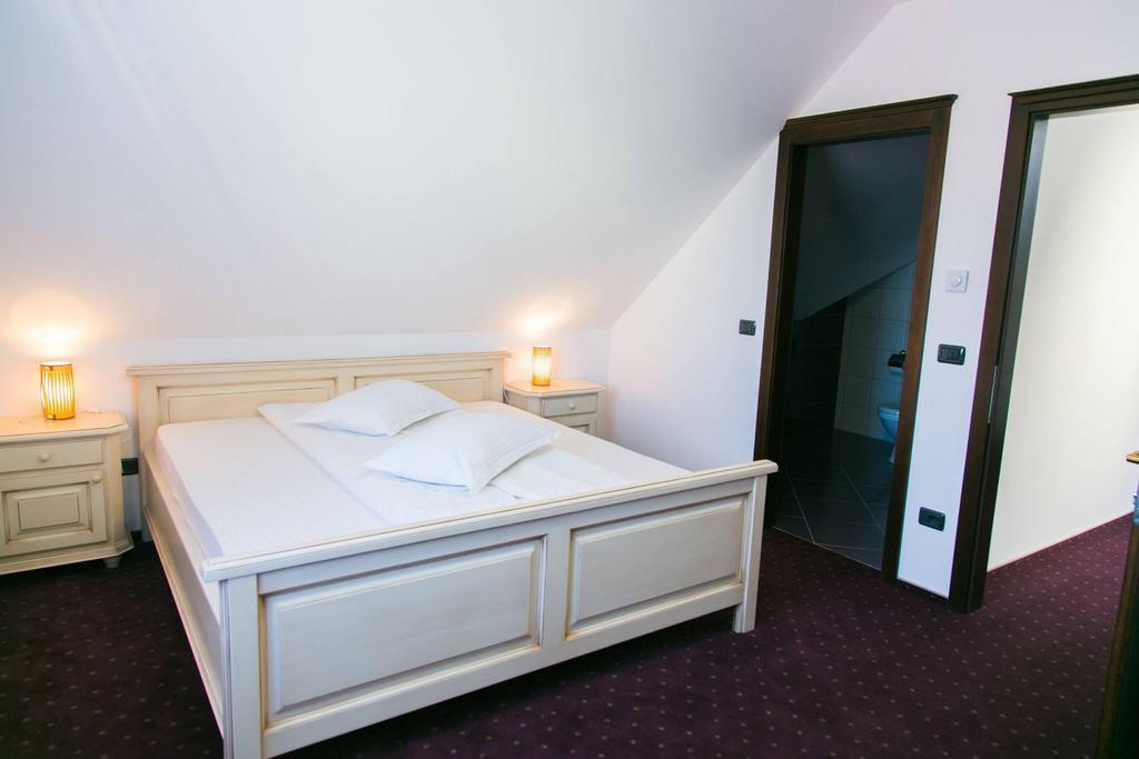 White House Hotel Fagaras Exterior photo