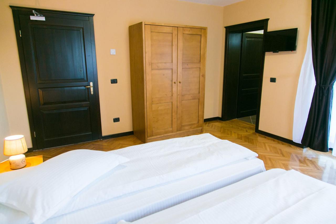White House Hotel Fagaras Exterior photo