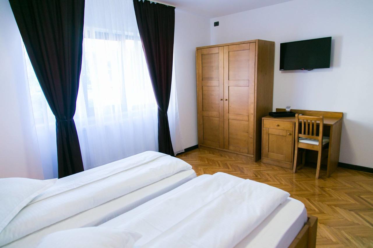 White House Hotel Fagaras Exterior photo